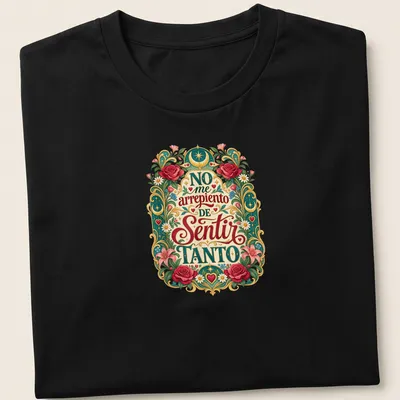 Vintage floral t-shirt with the text 'No me arrepiento de sentir tanto'